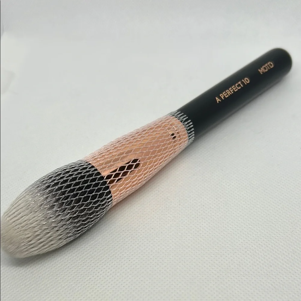 Black and White Professional Makeup Brush for Powder Application #1